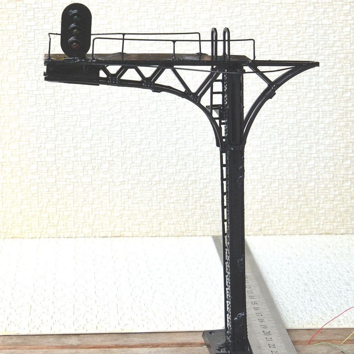 1 x O scale 1:48 Cantilever Signal Bridge prewired LEDs 3 aspects single Track